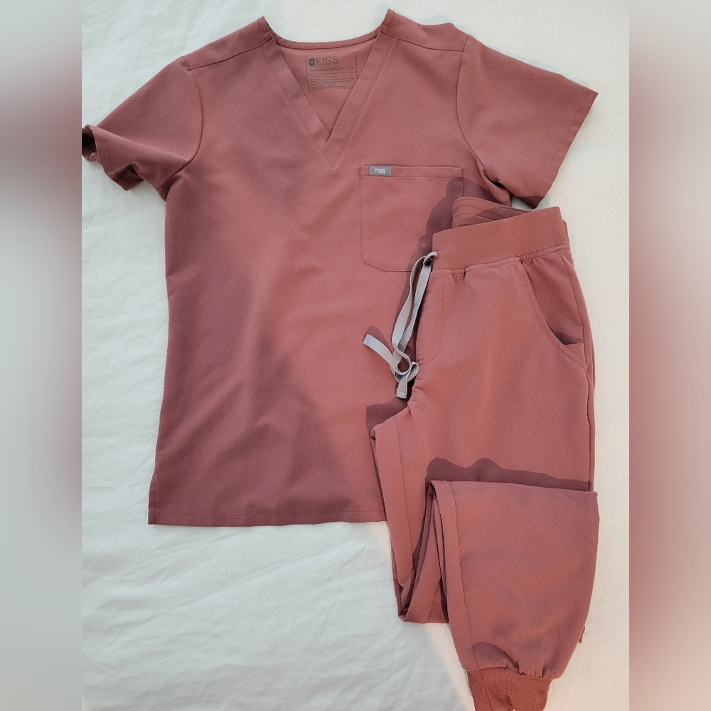 FIGS Mauve Scrub Set